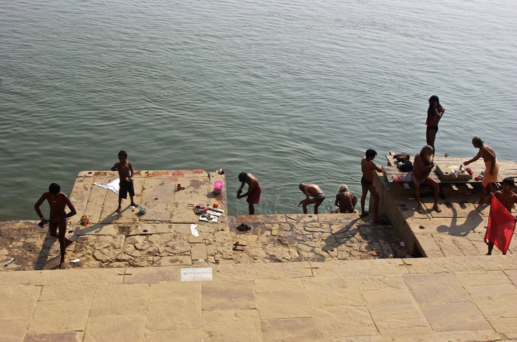 川 遺体 ガンジス [閲覧注意] インド・バラナシのガンジス川で遺体を撮影する死の写真家の作品集「Sleeping